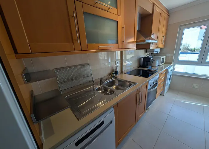 Baleal: Sunshine By The Pool 费雷尔