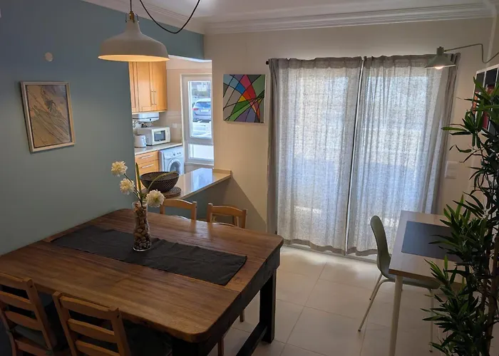 Baleal: Sunshine By The Pool 费雷尔